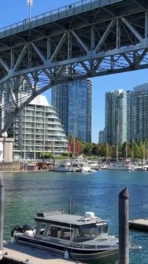 Granville Adası yarımadası ve Vancouver BC Fairview bölgesinin alışveriş bölgesi. Vancouver 'ın karşısındaki Granville Caddesi Köprüsü' nün güney ucundaki Vancouver şehir merkezinden.