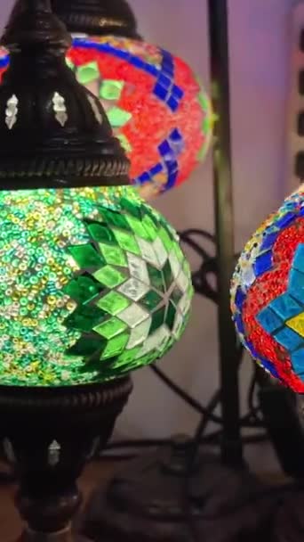 Tureckie Lampy Sklepie Ladzie Wielobarwne Lampy Włączone Błyszczące Mozaice Ramce — Wideo stockowe