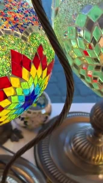 Turkiska Lampor Har Flerfärgad Mosaik Sig Lyser Från Mitten Skiner — Stockvideo