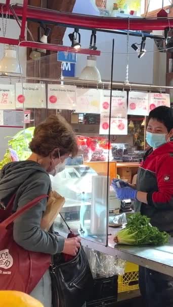 Maskeli Kadın Markette Görülmüş Maskeli Bir Kadın Plastik Bir Çantaya — Stok video
