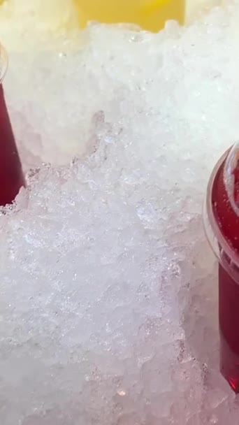 Κίτρινα Και Κόκκινα Ποτά Πλαστικά Ποτήρια Σταθεί Πάγο Κεράσι Βατόμουρο — Αρχείο Βίντεο