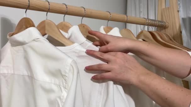 Großaufnahme Zupften Weibliche Hände Kleiderbügel Einem Bekleidungsgeschäft Die Hand Einer — Stockvideo