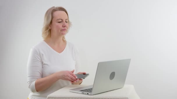 Mulher Negócios Caucasiana Trabalhando Casa Smart Phone Laptop Mulher Negócios — Vídeo de Stock