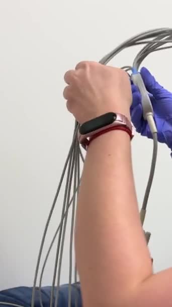 Médico Cardiología Mujer Pone Sensores Electrónicos Vacío Goma Para Ecg — Vídeo de stock