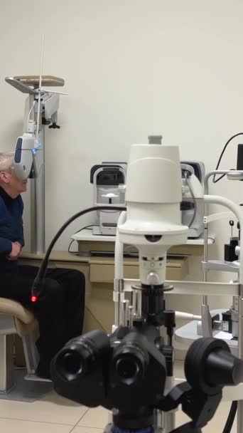 専門的な眼科センターや眼科クリニックでの視覚器官の完全な検査のための診断措置のビジョン診断セットだけでなく 任意の広いプロファイルのポリシクリニック12 2022ウクライナ — ストック動画