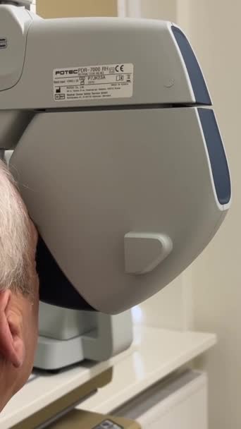 Okulista Sprawdza Wzrok Pomocą Nowoczesnego Testera Wzroku Poszukującego Mikroskopu Testującego — Wideo stockowe