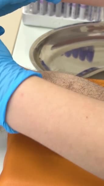 Bağışta Kan Donörünü Kapatın Şişme Bir Topu Elinizle Tutun Seçici — Stok video