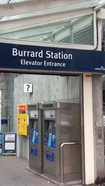 加拿大温哥华伯拉德站春天的鸽子人们会停下早上的摩天大楼大城市的生活 — 图库视频影像