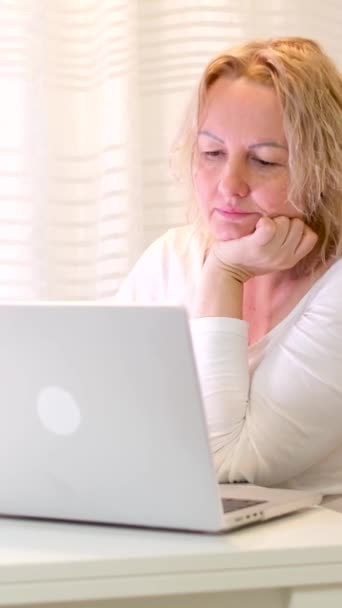 Średnie Ujęcie Blondynki Przeziębieniem Siedzącej Przy Kuchennym Stole Rozmawiającej Lekarzem — Wideo stockowe