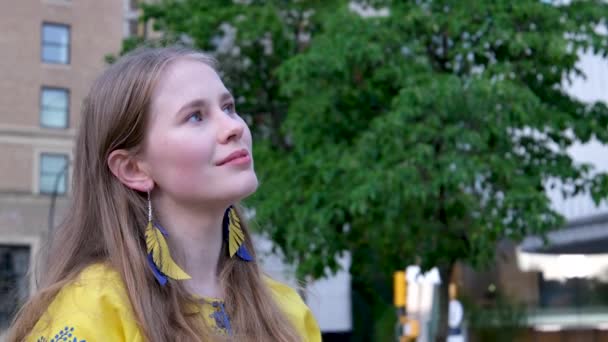 Las Manos Una Joven Sostienen Bandera Ucraniana Una Chica Con — Vídeo de stock