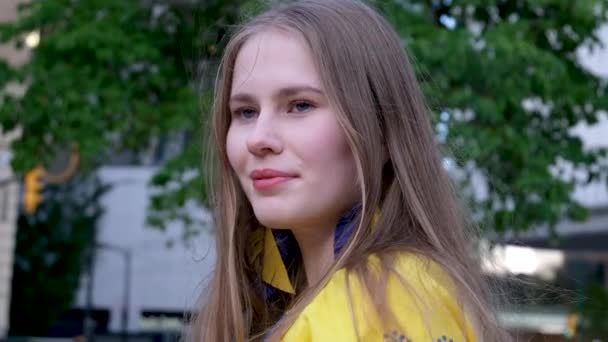 少女の手にはウクライナの国旗が掲げられている 刺繍のシャツを着た女の子 ウクライナの自由 高品質の写真 — ストック動画