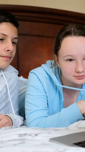 Wochenende Jungen Teenager Mädchen Sehen Einen Film Auf Einem Laptop — Stockfoto