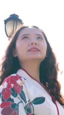 Kanadalı kimono elbiseli kadın sakura çiçeği ya da bahçede açan kiraz çiçeği gibi görünüyor. Yüksek kalite 4k görüntü