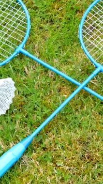 Badminton oyun raketleri ve çimlerin üzerinde uçan horoz. Yüksek kalite fotoğraf