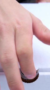 Pizzayla buharlı kutuyu açmak. Taze pizza dumanla dolu kutuda. Yüksek kalite 4k görüntü