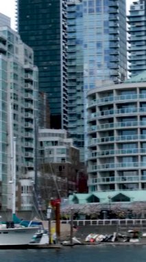 Vancouver 'ın Fairview bölgesindeki Granville Adası alışveriş bölgesi. Sahte Derenin karşısında Vancouver şehir merkezinden güney Granville Caddesi Köprüsü 2023 Kanada.