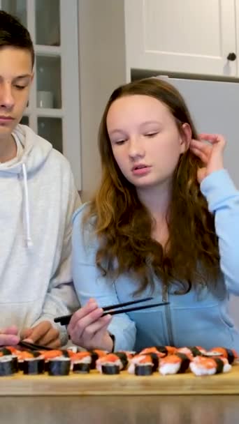 Szórakozás Tizenéves Fiú Lány Néz Filmet Laptopok Eszik Sushi Konyha — Stock videók