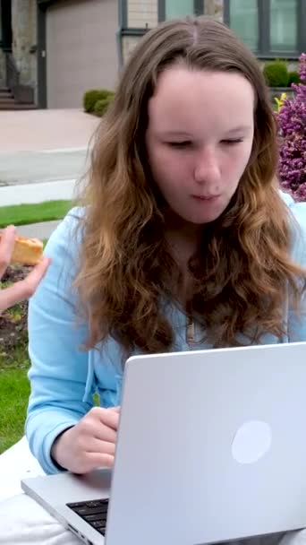 Adolescente Menino Menina Falando Comer Pizza Sentado Natureza Perto Casa — Vídeo de Stock