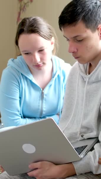 Ders Çocuğu Bilgisayardaki Kızı Gösteriyor Arkadaşlarını Inceliyor Küçük Kız Kardeşi — Stok video