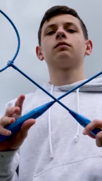 Badminton Typ Kreuzte Schläger Gegen Den Himmel Jungen Steht Vor — Stockvideo
