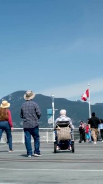 Canada Place Vancouver Canada 2023 Sokakları yürüyen gerçek insanlar Pasifik Okyanusu hafta sonu rahatlayın dağlara bakın BC 'deki güzel hayat