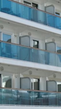 Pasifik Okyanusu üzerinde dalgalanan Vancouver Canada Place bayrağı açıklarında büyük bir yolcu gemisi duruyor. Şehrin deniz manzarası çok güzel Kanada 2023