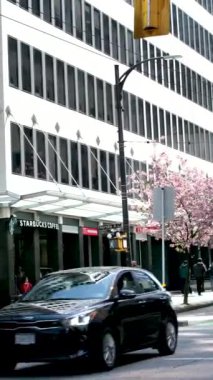 Burrard İstasyonu 'ndaki gökdelenler trafikte yürüyen insanlar gerçek turistler iş adamları basit işadamları herkes Vancouver şehrinde yaşıyor Kanada 2023