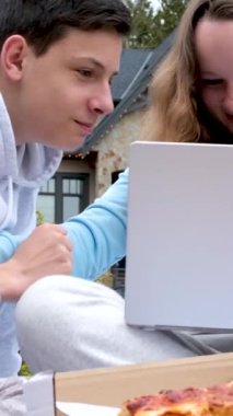 Genç kız ve erkek dışarıda pizza yiyorlar oyun oynuyorlar kavga ediyorlar birbirlerini itiyorlar. Birlikte geçirdiğimiz ilk aşk ilişkisi dizüstü bilgisayarlı film internetinde flört ediyor, Wi-fi gülüyor, neşe saçıyor.