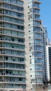 Granville Adası Pasifik Okyanusu yakınlarındaki Vancouver 'da gerçek hayat. Bisikletli martılar üzerinde insanlar Kanada 2023' te güneşli bir günde güneşleniyorlar.