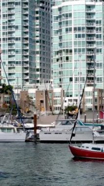 Vancouver 'ın Fairview bölgesindeki Granville Adası alışveriş bölgesi. Sahte Derenin karşısında Vancouver şehir merkezinden güney Granville Caddesi Köprüsü 2023 Kanada.