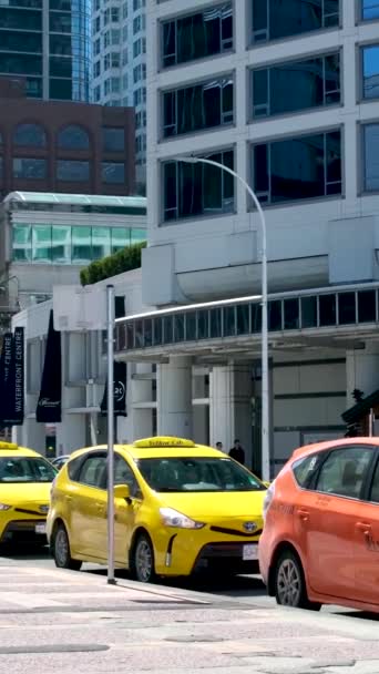 Реальная Жизнь Большом Городе Небоскребы Такси Автомобили Желто Оранжевые Прогуливающиеся — стоковое видео