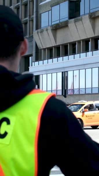 Ένας Εργάτης Οδοποιίας Σταματάει Την Κυκλοφορία Κρατώντας Πινακίδα Στοπ Καναδάς — Αρχείο Βίντεο