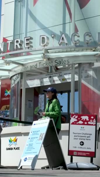 Canada Place Vancouver Canada 2023 Sokakları Yürüyen Gerçek Insanlar Pasifik — Stok video