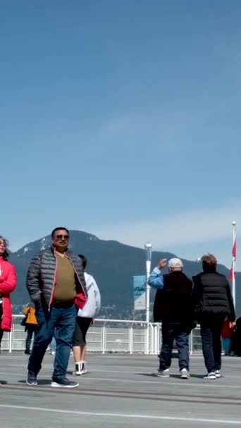 穿着运动鞋背着背包走在人行道上的人乘坐的是港车出租车 阳光灿烂的生活在加拿大2023年全面展开 — 图库视频影像