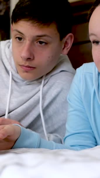 Online Lernen Teenager Junge Und Mädchen Sitzen Der Nähe Von — Stockvideo