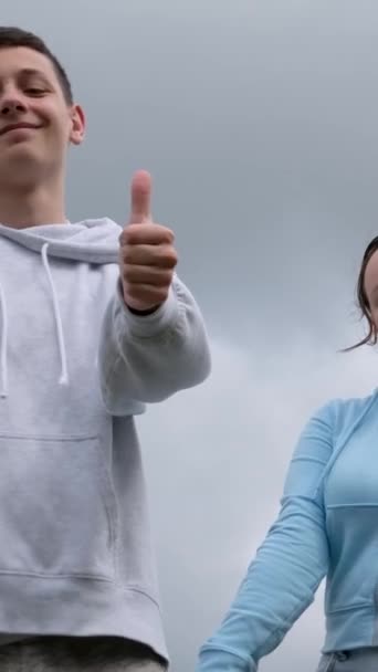 Teenageři Pozadí Oblohy Šťastný Muž Žena Dirndl Držet Palce Nahoru — Stock video