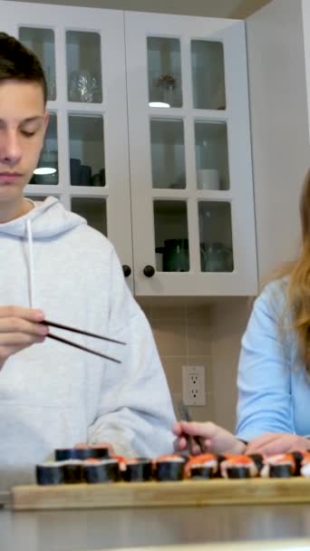 Mając Zabawy Nastolatek Chłopiec Dziewczyna Oglądanie Film Laptopach Jedzenie Sushi — Wideo stockowe