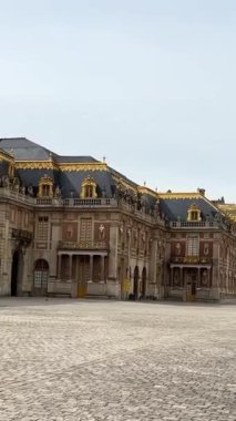 VERSAILLES, FRANCE Versailles Kraliyet Sarayı, bahçe manzarası, panning video. Yüksek kalite 4k görüntü
