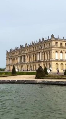 Turistlerle birlikte Versailles Sarayı 'nın ana girişinde. Versailles, Fransa. İnsanlar uzun kuyrukta bekliyor. Yaz günü mavi bulutlu bir gökyüzü. Yüksek kalite 4k görüntü