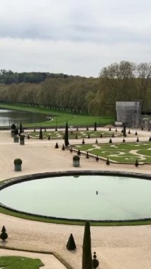 PARIS, FRANCE Paris, Fransa 'daki şato versailles bahçelerindeki güzel latona çeşmesi. Yüksek kalite 4k görüntü