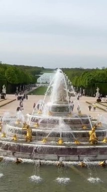 PARIS, FRANCE güzel latona çeşmesi Paris, Fransa 'daki şato versailles bahçelerinde. Yüksek kalite 4k görüntü