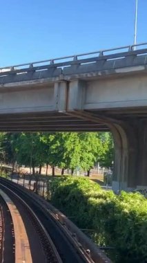 Trenin ön camından ateş ediyor, köprülerin altından geçiyor, binanın ve tüm demiryolunun arabalarını görebilirsiniz. Ağır çekimde çekim yapıyorlar. Surrey Vancouver Kanada 'nın hiçbir yerinde insan yok.