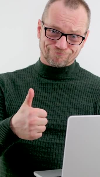 Adulto Homem Óculos Com Bigode Barba Muito Feliz Ele Mostra — Vídeo de Stock