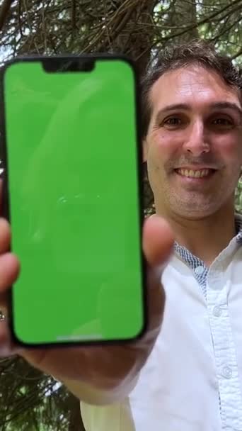 Telefon Zöld Képernyős Krómkulccsal Kezében Egy Férfi Áll Erdőben Fehér — Stock videók
