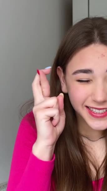 Κορίτσι Σταυρώθηκε Δύο Δάχτυλα Κοντά Στο Κεφάλι Της Και Ανησυχεί — Αρχείο Βίντεο