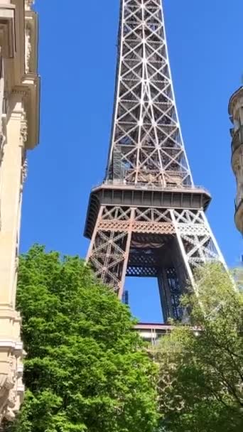 パリエッフェル塔雲のない青い空に対するエッフェル塔澄んだ空美しい建物の側面から珍しいエッフェル塔への興味深い角度フランスパリ — ストック動画