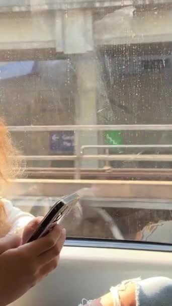 Vancouver Canadá Uma Menina Está Sentada Perto Janela Skytrain Ninguém — Vídeo de Stock