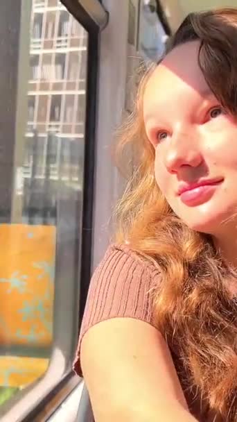 Kız Trene Biniyor Kimse Yok Yalnız Başına Kahverengi Bir Takım — Stok video
