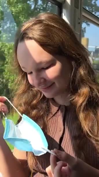 Girl Takes Her Mask Teenage Girl Brown Hair Slenderin Subway — Vídeos de Stock