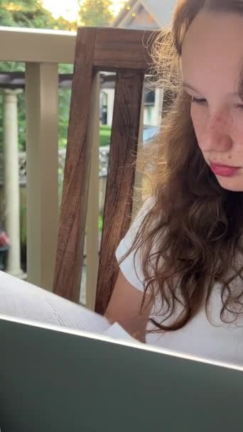 Prapor Hodně Prostoru Pro Text Line Učení Světlovlasá Evropská Dívka — Stock video